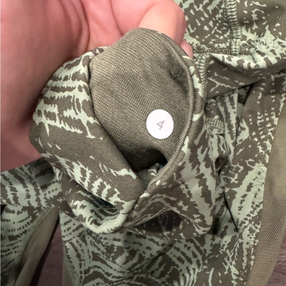 Lululemon super high rise size 4 super rare sea wheeze - Picture 4 of 4